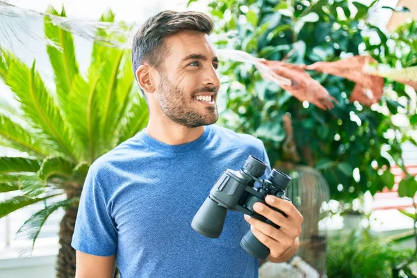 Jonge Knappe Man Lacht Gelukkig Met Een Verrekijker Het Park — Stockfoto