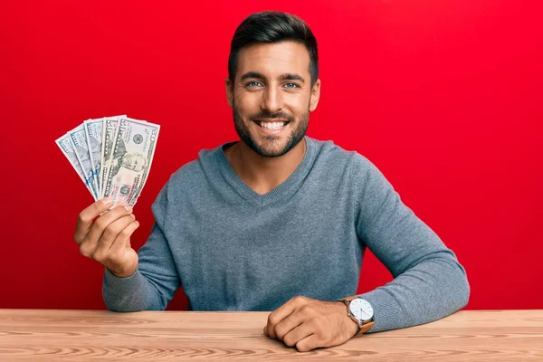 Hombre Hispano Guapo Sosteniendo Dólares Mirando Positivo Feliz Pie Sonriendo —  Fotos de Stock