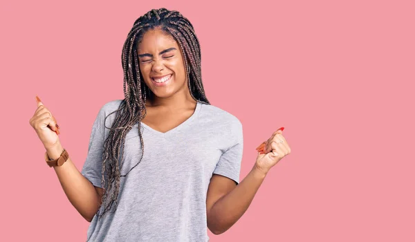 Jonge Afro Amerikaanse Vrouw Met Vlechten Casual Kleding Erg Blij — Stockfoto