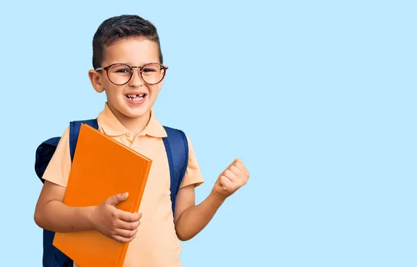 Pequeno Garoto Bonito Usando Saco Escolar Segurando Livro Gritando Orgulhoso — Fotografia de Stock