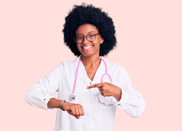 Junge Afrikanisch Amerikanische Frau Arztkittel Und Stethoskop Eile Zeigt Auf — Stockfoto