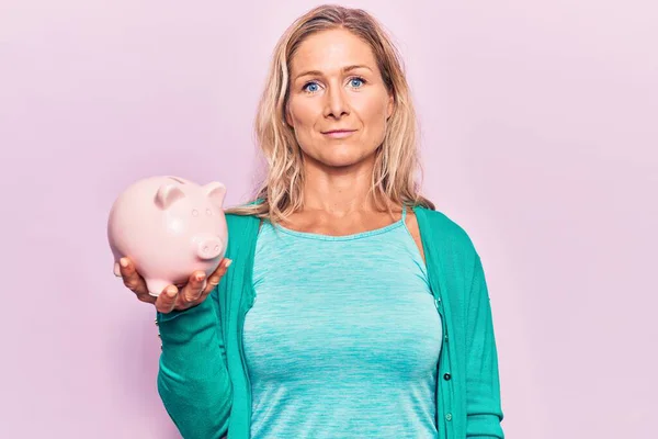 Medelålders Kaukasisk Blond Kvinna Håller Spargris Bank Tänkande Attityd Och — Stockfoto