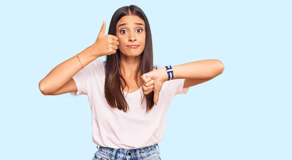 Jovem Hispânica Vestindo Camiseta Branca Casual Fazendo Polegares Para Cima — Fotografia de Stock