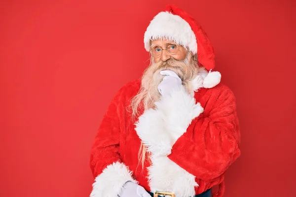 Vecchio Uomo Anziano Con Capelli Grigi Lunga Barba Indossando Costume — Foto Stock