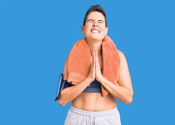 Młoda Kobieta Krótkimi Włosami Ubrana Odzież Sportową Ręcznik Pomocą Smartfona — Zdjęcie stockowe