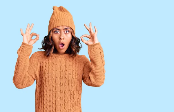 Jonge Mooie Gemengde Ras Vrouw Dragen Wol Trui Winter Hoed — Stockfoto