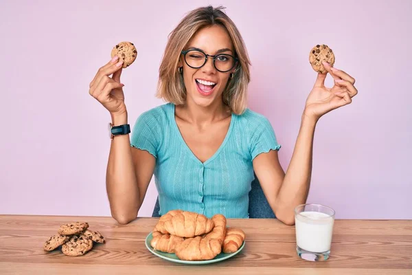 Schöne Kaukasische Frau Sitzt Auf Dem Tisch Und Frühstückt Augenzwinkernd — Stockfoto