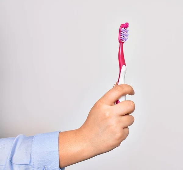 Mão Jovem Caucasiana Segurando Escova Dentes Sobre Fundo Branco Isolado — Fotografia de Stock