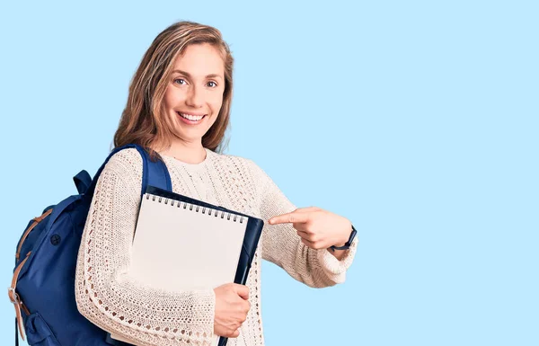 Jovem Bela Mulher Loira Vestindo Mochila Estudante Segurando Notebook Sorrindo — Fotografia de Stock