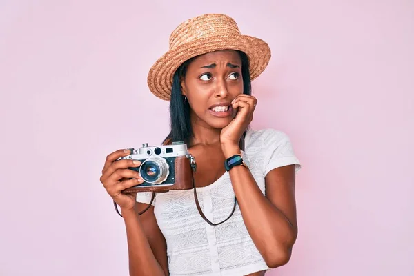 Mladá Afro Americká Žena Letním Klobouku Ruce Klasickou Kamerou Vypadá — Stock fotografie