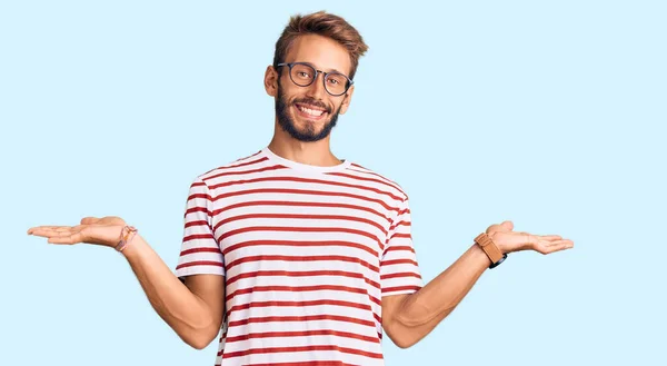 Bello Uomo Biondo Con Barba Che Indossa Abiti Casual Occhiali — Foto Stock