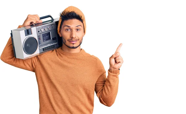 Bonito Jovem Latino Americano Segurando Boombox Ouvindo Música Com Grande — Fotografia de Stock