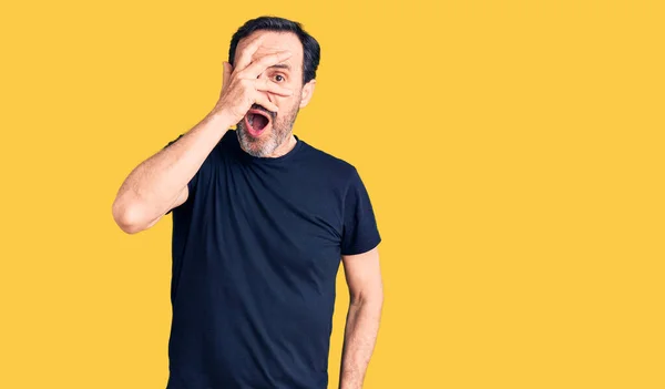 Hombre Guapo Mediana Edad Vistiendo Una Camiseta Casual Asomándose Shock — Foto de Stock