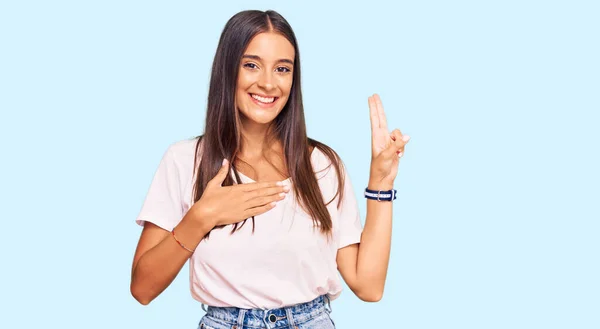 Junge Hispanische Frau Lässigem Weißen Shirt Lächelnd Fluchend Mit Hand — Stockfoto