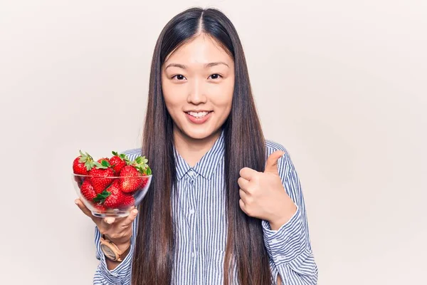 Giovane Bella Donna Cinese Possesso Ciotola Fragole Sorridente Felice Positivo — Foto Stock