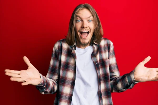 Schöner Kaukasischer Mann Mit Langen Haaren Lässiger Kleidung Der Den — Stockfoto