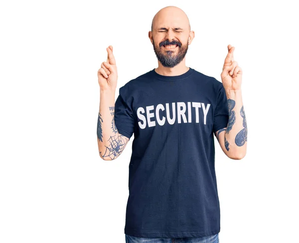 Jovem Homem Bonito Vestindo Segurança Shirt Gesto Dedo Cruzado Sorrindo — Fotografia de Stock