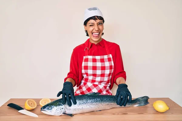 Hermosa Mujer Morena Pescadero Cocinar Fresco Salmón Crudo Guiño Mirando —  Fotos de Stock