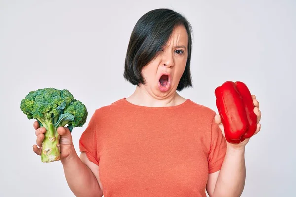 Brunett Kvinna Med Ner Syndrom Hålla Broccoli Och Röd Paprika — Stockfoto