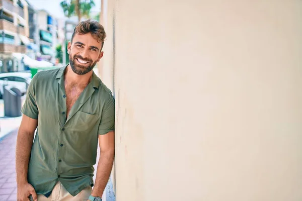 Jovem Hispânico Sorrindo Feliz Encostado Parede Cidade — Fotografia de Stock