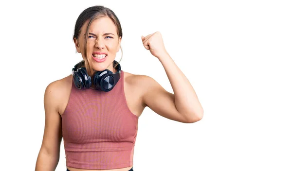 Hermosa Mujer Joven Caucásica Con Ropa Gimnasio Uso Auriculares Enojado —  Fotos de Stock