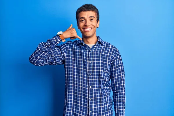 Joven Hombre Amerciano Africano Vistiendo Ropa Casual Sonriendo Haciendo Gesto — Foto de Stock