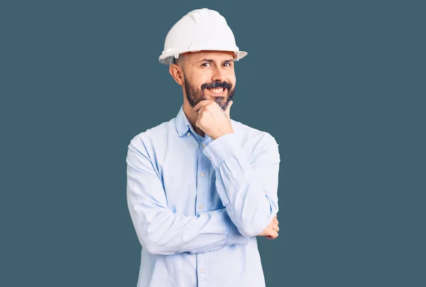 Ung Stilig Man Bär Arkitekt Hardhat Ser Säker Kameran Ler — Stockfoto