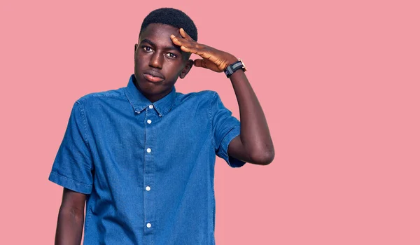 Молодой Африканский Американец Одетый Повседневную Одежду Беспокоился Переживал Проблеме Рукой — стоковое фото