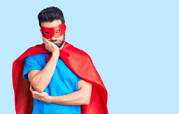 Jovem Homem Bonito Com Barba Vestindo Traje Super Herói Pensando — Fotografia de Stock