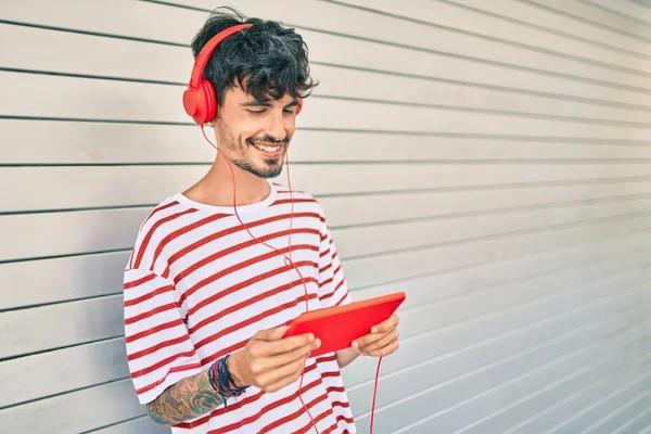 Junger Hispanischer Mann Mit Kopfhörer Und Touchpad Lehnt Der Wand — Stockfoto