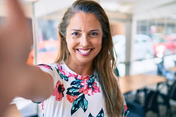 Genç Spanyol Kadın Gülümsüyor Mutlu Bir Şekilde Şehrin Kamerasında Selfie — Stok fotoğraf