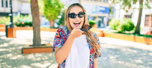 Giovane Bella Donna Caucasica Bionda Sorridente Felice All Aperto Una — Foto Stock