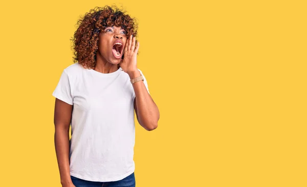 Jonge Afro Amerikaanse Vrouw Draagt Casual Witte Tshirt Schreeuwen Schreeuwen — Stockfoto