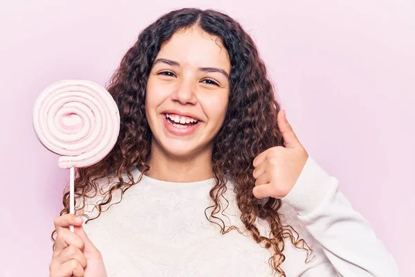 Bella Ragazza Con Capelli Ricci Possesso Lecca Lecca Sorridente Felice — Foto Stock