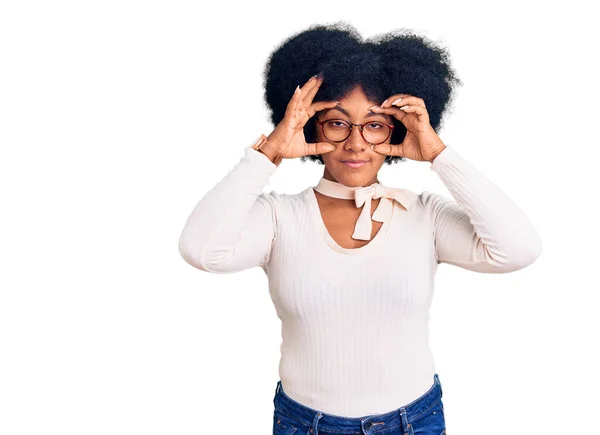 Chica Afroamericana Joven Con Ropa Casual Gafas Tratando Abrir Los —  Fotos de Stock