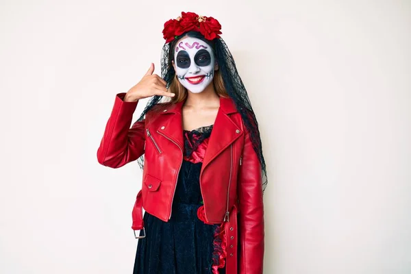 Kvinnan Bär Den Döda Kostymen Över Vitt Leende Gör Telefongest — Stockfoto
