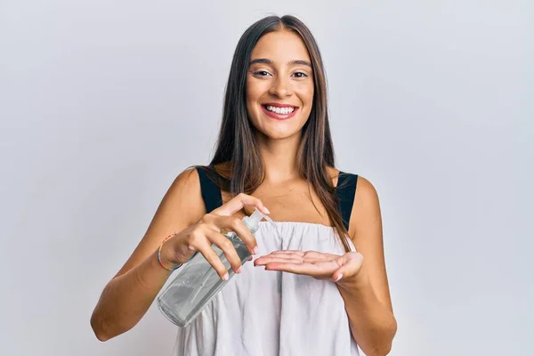 Mujer Hispana Joven Usando Gel Desinfectante Manos Sonriendo Con Una — Foto de Stock