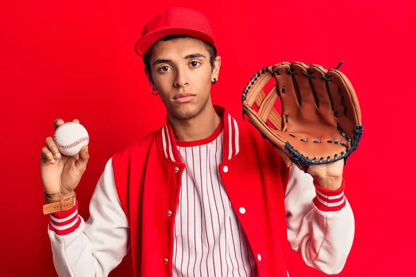 Jovem Americano Africano Vestindo Uniforme Beisebol Segurando Golve Bola Pensando — Fotografia de Stock