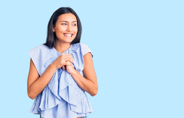 Jeune Belle Fille Latine Portant Des Vêtements Décontractés Rire Nerveux — Photo