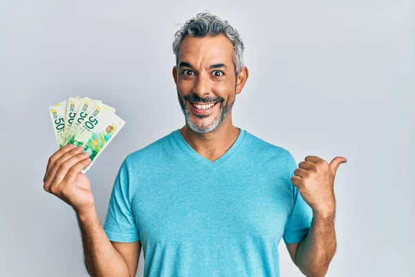 Orta Yaşlı Gri Saçlı Elinde Srail Şekeri Olan Banknotlar Olan — Stok fotoğraf