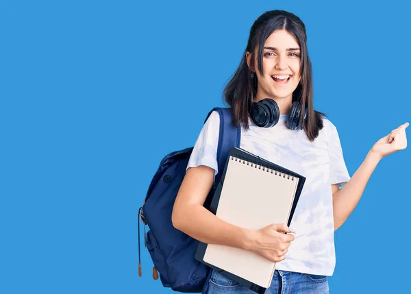 Ung Vacker Flicka Bär Student Ryggsäck Håller Anteckningsbok Skriker Stolt — Stockfoto