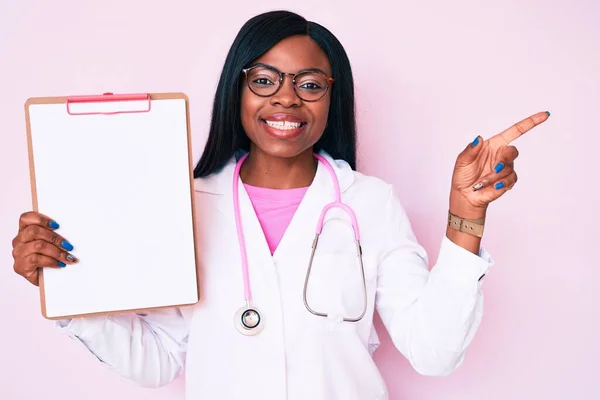 Young African American Woman Wearing Doctor Stethoscope Holding Clipboard Smiling — Stock Photo, Image