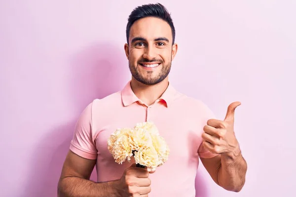 Jovem Homem Romântico Bonito Com Barba Segurando Buquê Flores Sobre — Fotografia de Stock