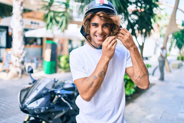 Young Hispanic Man Smiling Happy Wearing Moto Helmet Motorcycle City — ストック写真