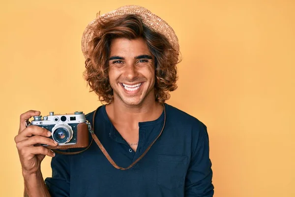 Mladý Hispánec Nosí Klobouk Drží Vintage Fotoaparát Vypadá Pozitivně Šťastně — Stock fotografie