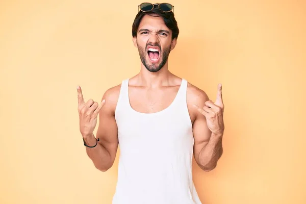 Bonito Homem Hispânico Vestindo Look Verão Óculos Sol Gritando Com — Fotografia de Stock