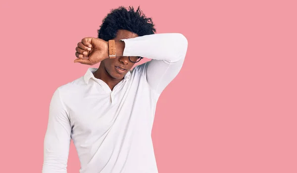 Hombre Afroamericano Guapo Con Cabello Afro Usando Ropa Casual Gafas —  Fotos de Stock