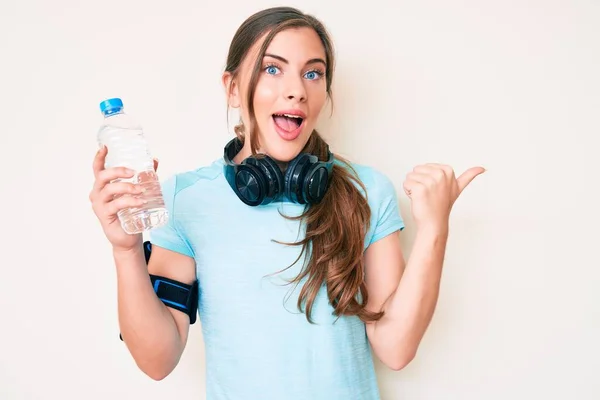 Schöne Junge Kaukasische Frau Trägt Sportbekleidung Trinkflasche Wasser Zeigt Daumen — Stockfoto