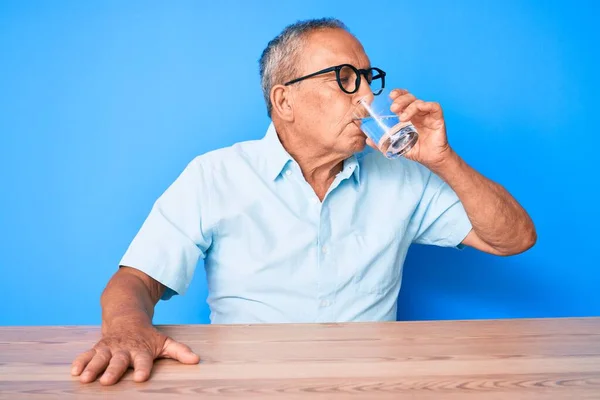 Hombre Mayor Guapo Sentado Mesa Casa Bebiendo Vaso Agua Dulce — Foto de Stock