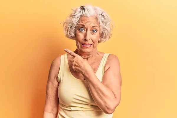 Starší Šedovlasá Žena Neformálních Šatech Ukazuje Ustaraně Nervózně Ukazováčkem Ustaraný — Stock fotografie